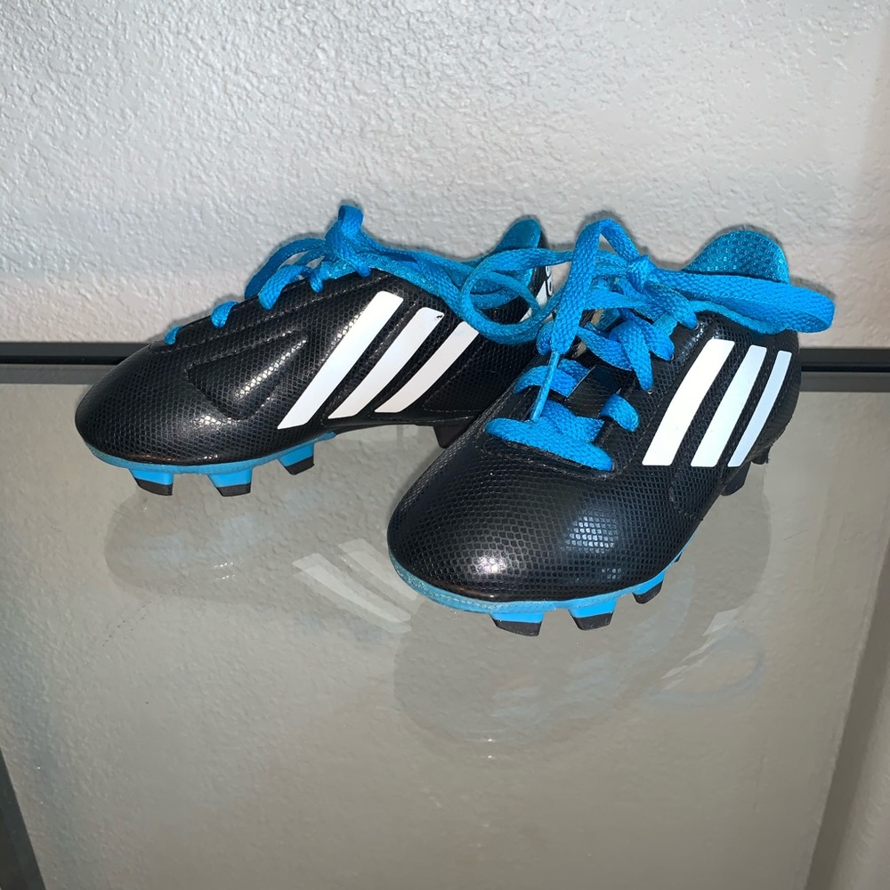 🥳 Adidas soccer cleats